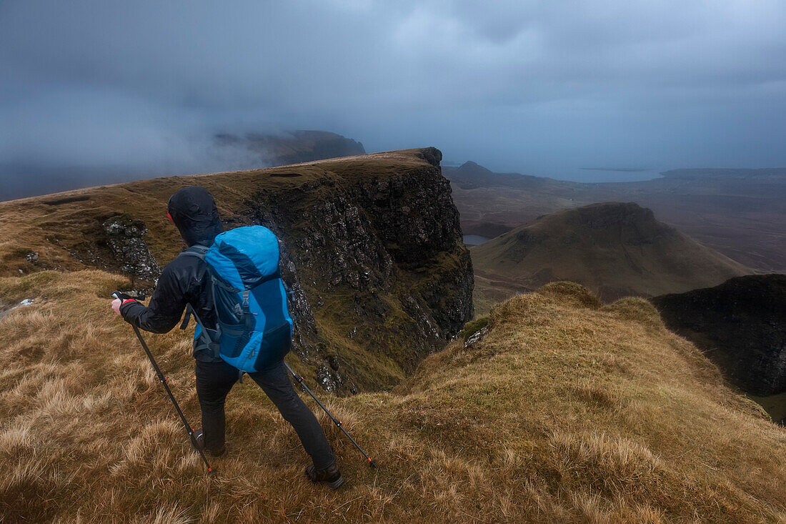 Junge Frau wandert im Regen, Quiraing, Trotternish Halbinsel, Isle of Skye, Schottland, Großbritannien
