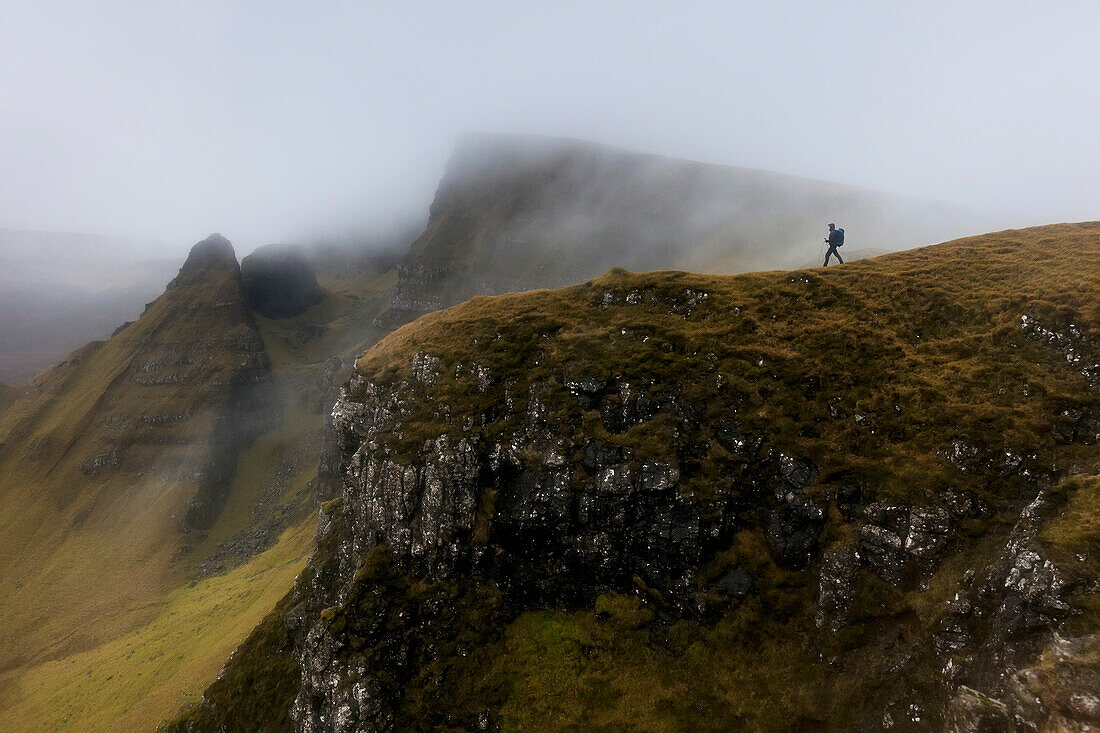 Junge Frau wandert im Nebel, Quiraing, Trotternish Halbinsel, Isle of Skye, Schottland, Großbritannien