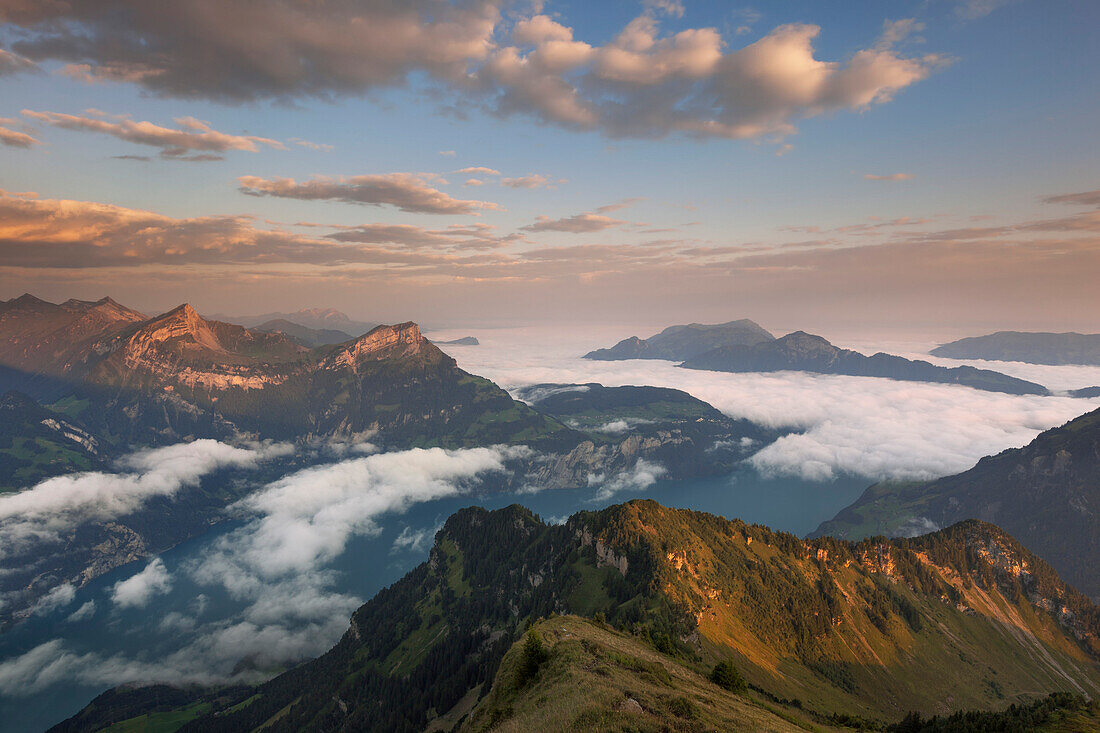 Blick vom Rophaien auf Vierwaldstättersee und umliegende Gipfel am Morgen, Kanton Uri, Schweiz