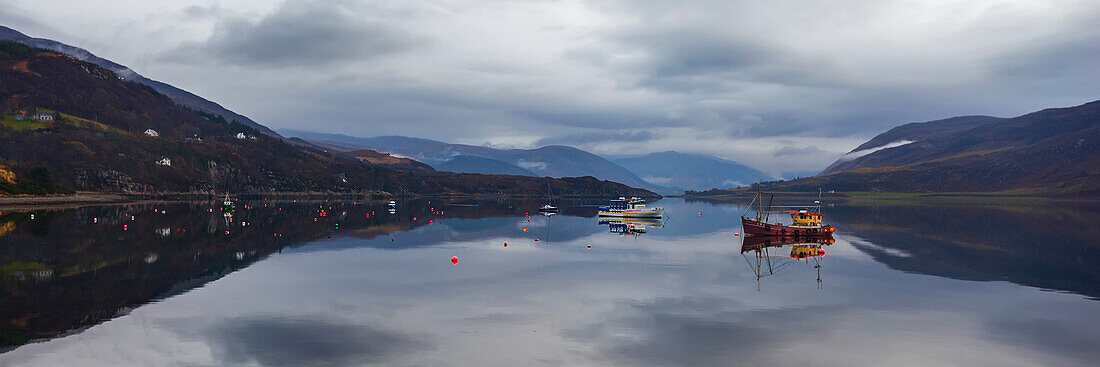 Hafen mit Fischerbooten, Northwest Highlands im Hintergrund, Ullapool, Schottland, Großbritannien