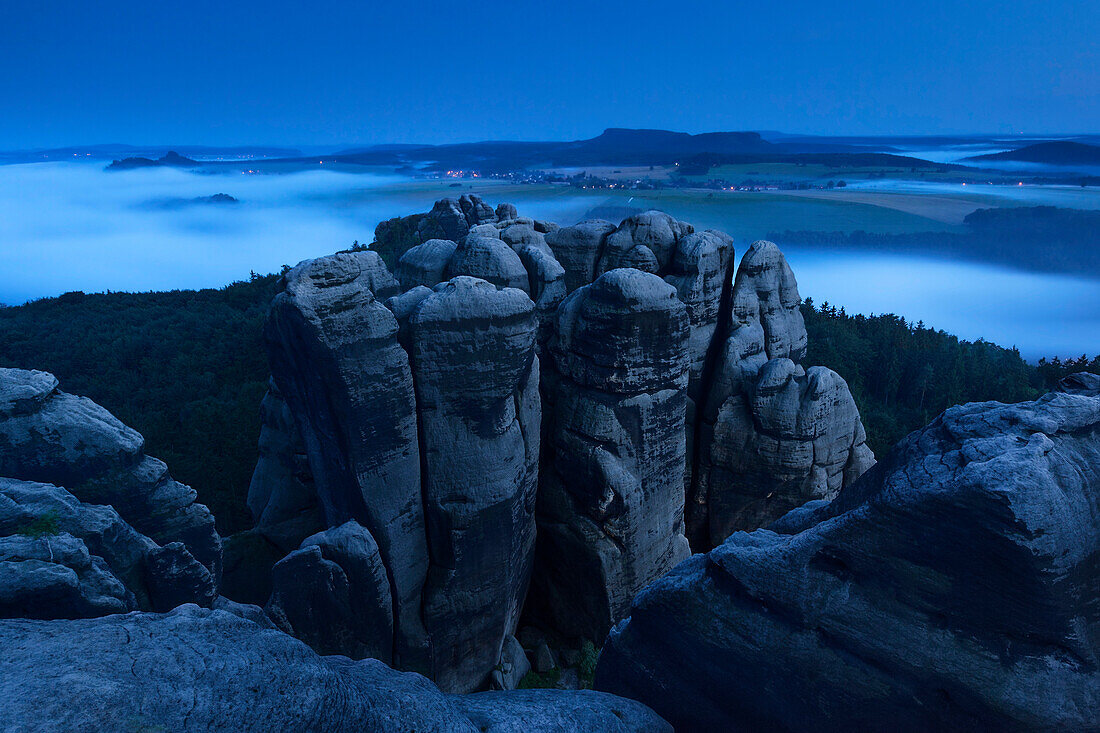 Torsteine in der Abenddämmerung, Schrammsteine, Nationalpark Sächsische Schweiz, Sachsen, Deutschland