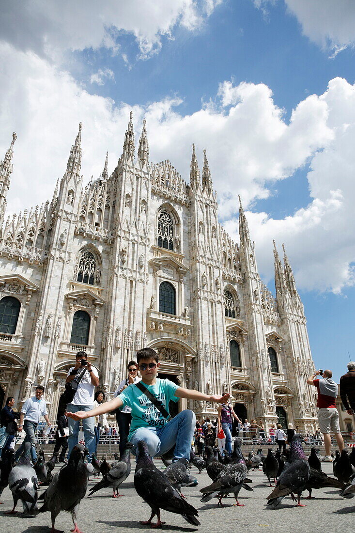 Tauben auf Piazza del Duomo mit Mailänder Dom im Hintergrund, Mailand, Lombardei, Italien