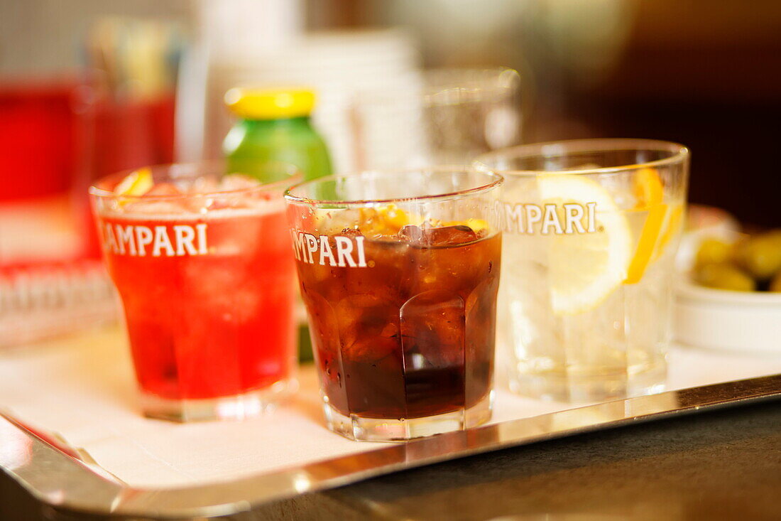 Several drinks served in a bar, Galleria Vittorio Emanuele II, Mailand, Lombardei, Italien