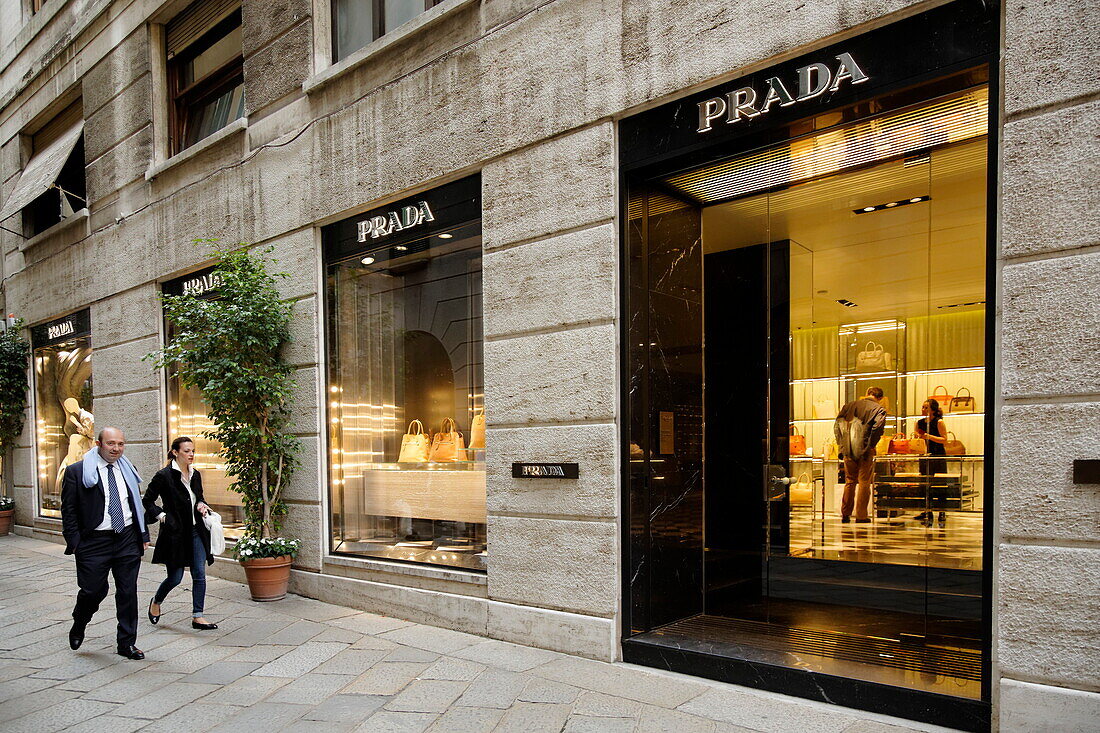 Couple window shopping, Via dell Spiga, Golden Triangle, Milan, Lombardy, Italy