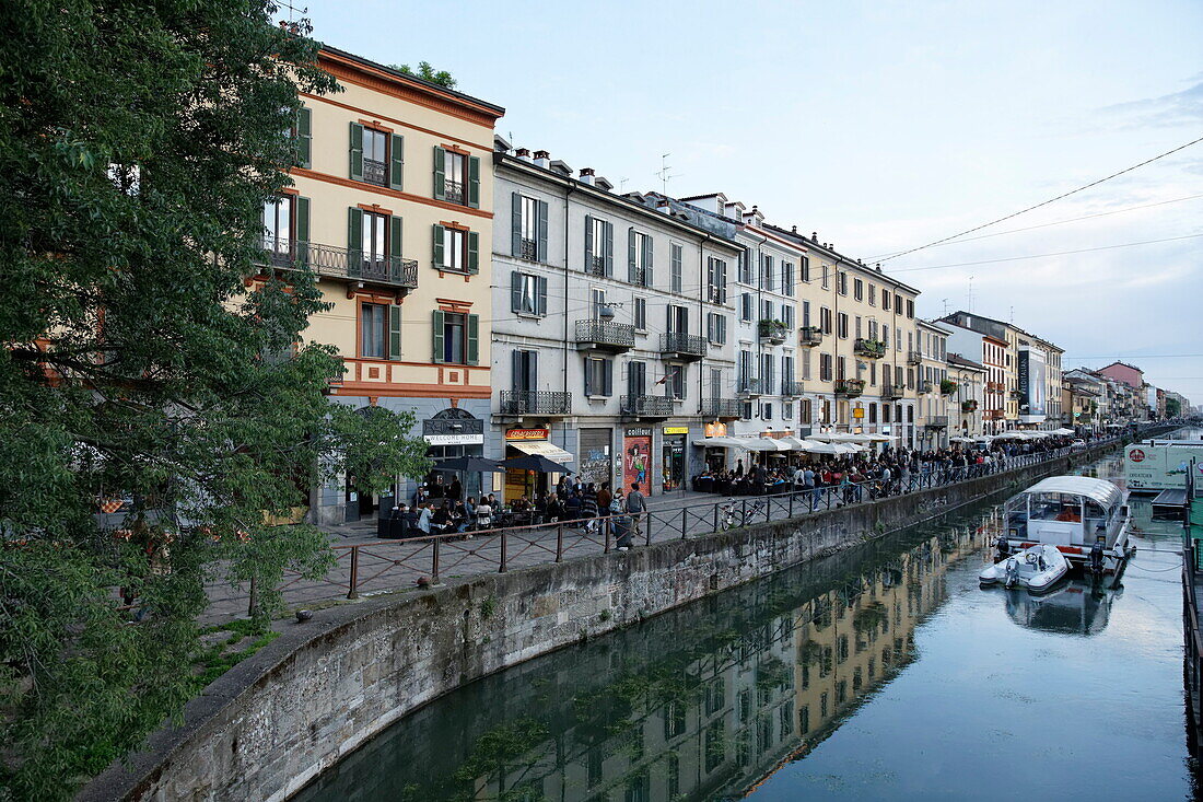 Restaurants und Bars entlang eines Kanals, Navigli, Mailand, Lombardei, Italien