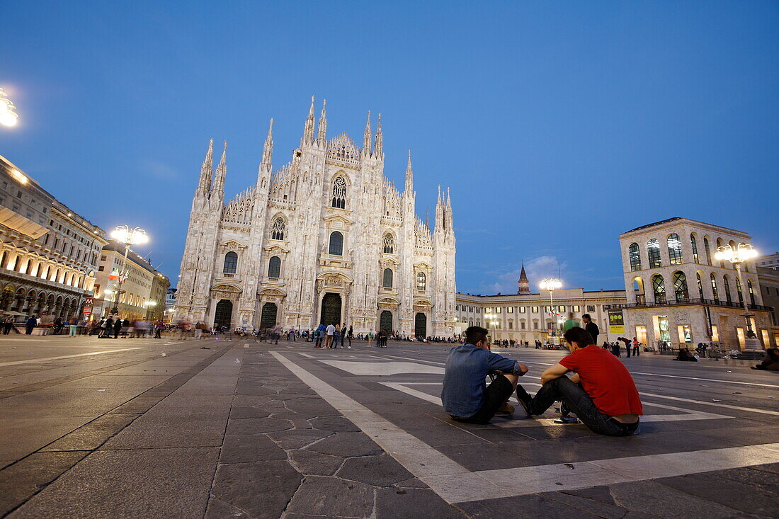 Piazza del Duomo mit Mailänder Dom und Palazzo dell Arengario am Abend, Mailand, Lombardei, Italien