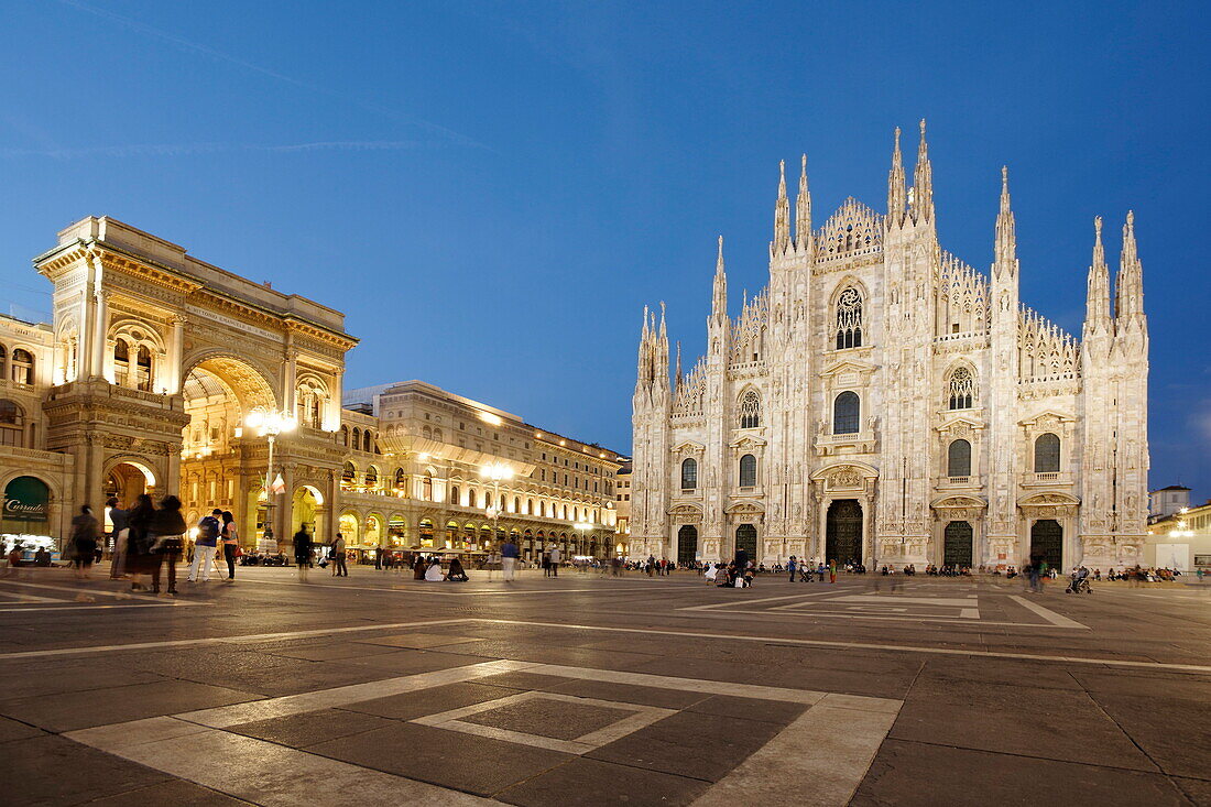 Blick über den Domplatz auf Mailänder Dom und Galleria Vittorio Emanuele II am Abend, Mailand, Lombardei, Italien