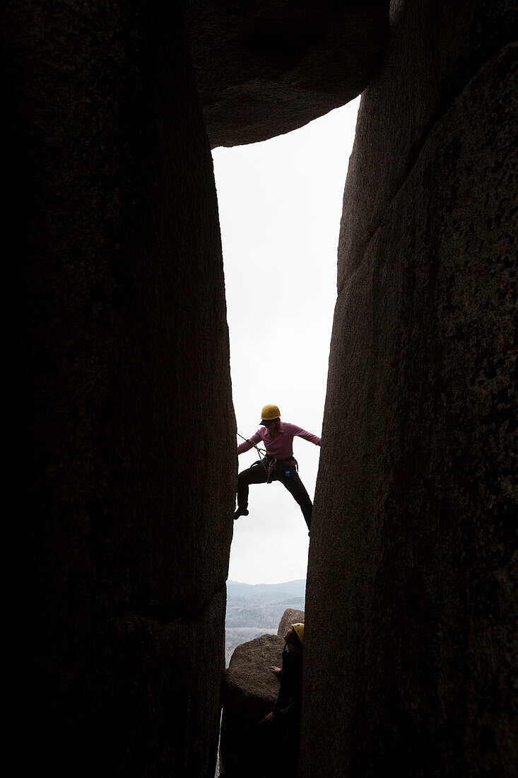 Frau klettert am Cathedral Rock, Mount Buffalo, Australische Alpen, Victoria, Australien