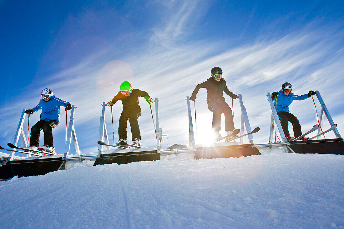 Vier Skifahrerinnen starten in den Skicross, Elsigen-Metsch, Berner Oberland, Kanton Bern, Schweiz
