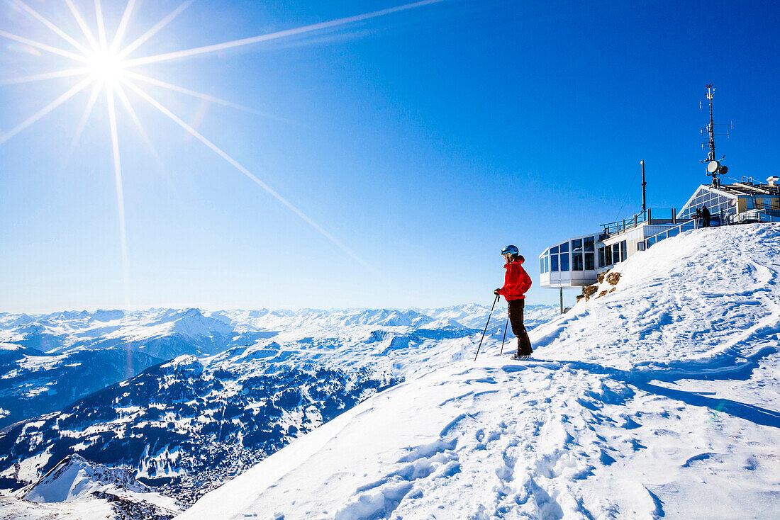 Skifahrerin auf dem Gipfel des Parpaner Rothorns, Lenzerheide, Kanton Graubünden, Schweiz