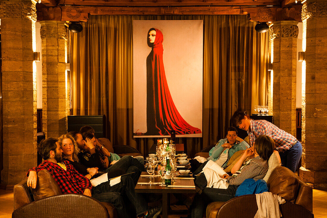 Gäste sitzen in der Tapas Lounge, Hotel Kurhaus, Lenzerheide, Kanton Graubünden, Schweiz
