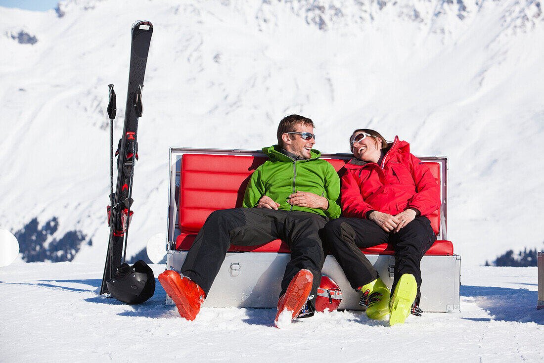 Skifahrer sonnen auf einer Sonnenbox, Bergstation Lavoz Bahn, Lenzerheide, Kanton Graubünden, Schweiz