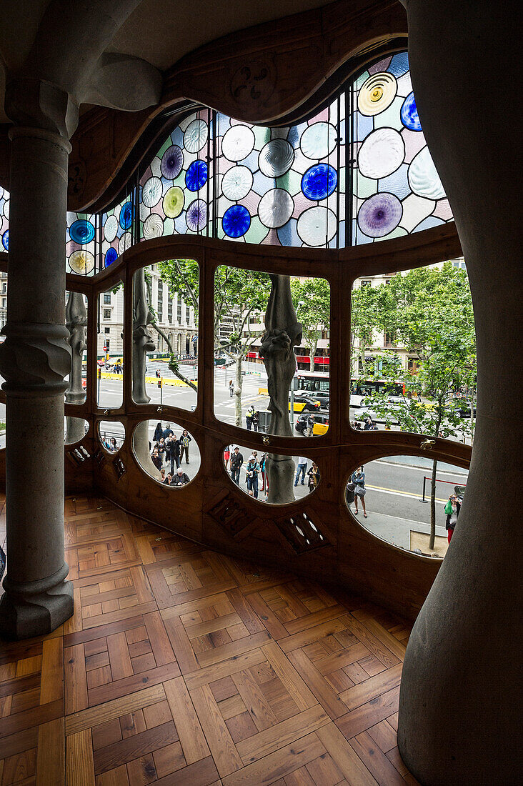 Blick durch den Fenster,Casa Batlló,Architekt Antoni Gaudi,Passeig de Gràcia,Barcelona,Spanien