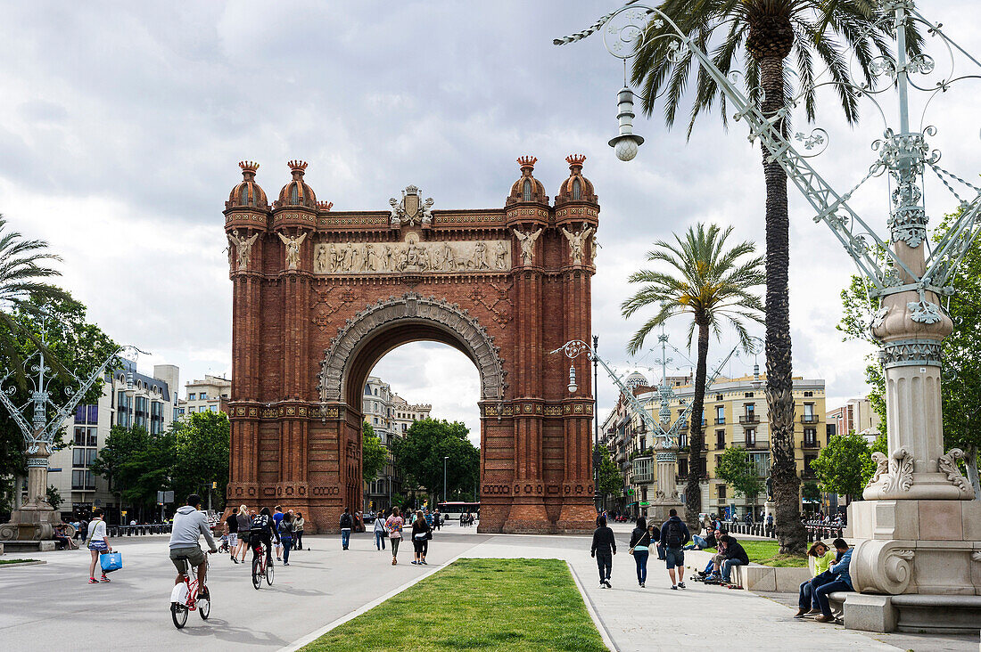 Arc de Triomf und Menschen,Barcelona,Spanien