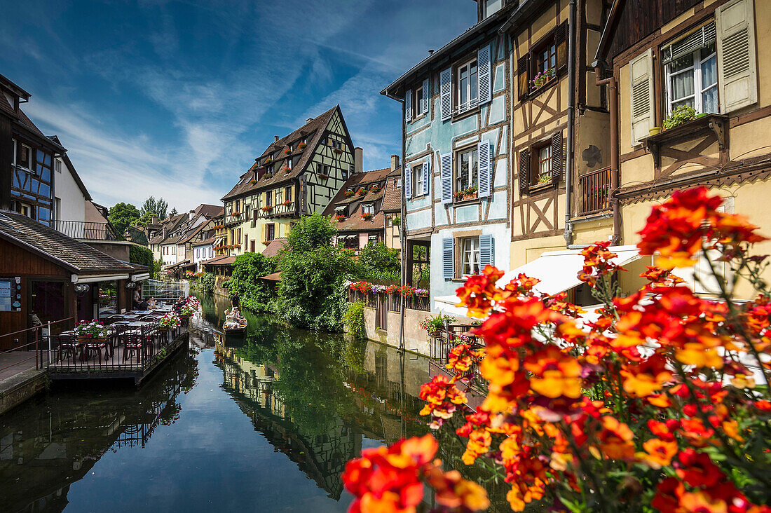Fachwerkhäuser und Sommerblumen, Petite Venise, Colmar, Elsass, Frankreich