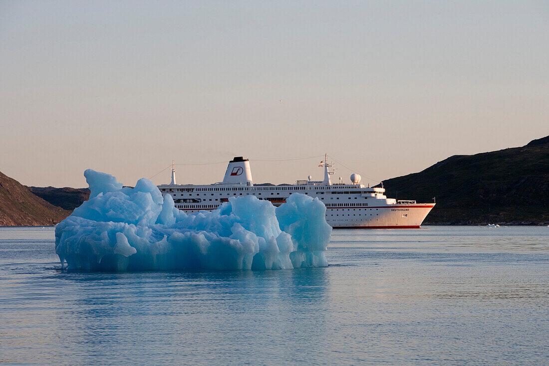 Eisberg und Kreuzfahrtschiff MS Deutschland (Reederei Peter Deilmann), Narssaq, Kitaa, Grönland, Europa