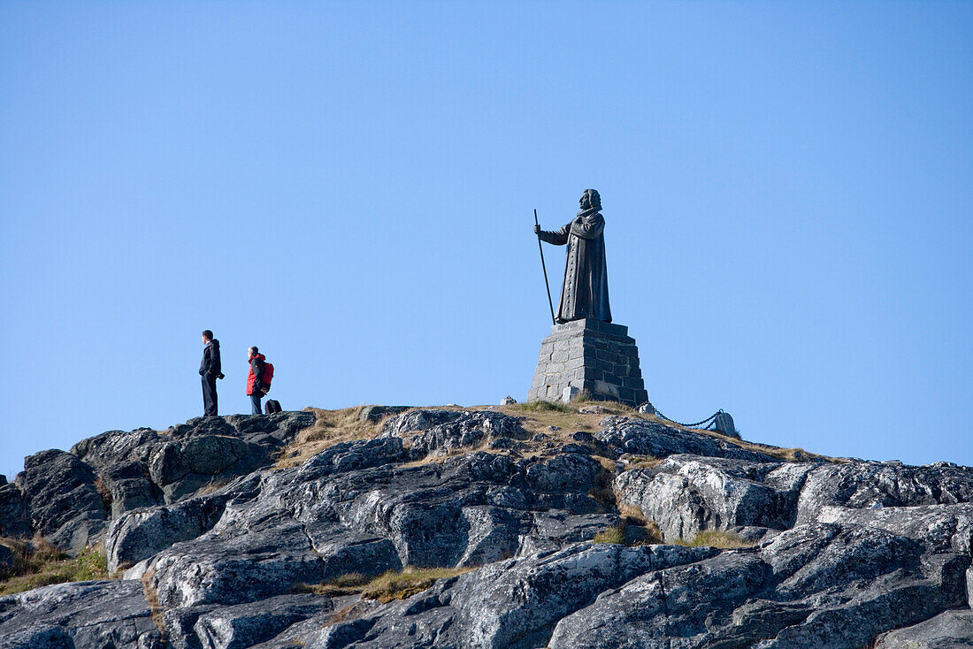 Wanderer auf Hügel mit Statue von Hans Egede, Nuuk (Godthab), Kitaa, Grönland, Europa