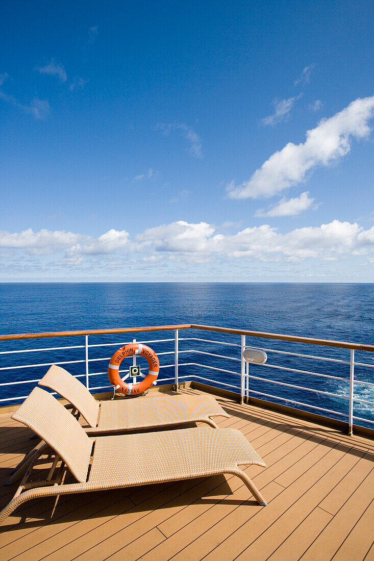 Liegestühle an Deck von Kreuzfahrtschiff MS Delphin Voyager, Atlantischer Ozean, nahe Azoren, Portugal, Europa