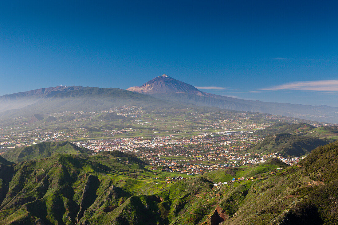 Blick vom Anaga Gebirge nach Las Mercedes und Teide Vulkan, Teneriffa, Kanaren, Spanien