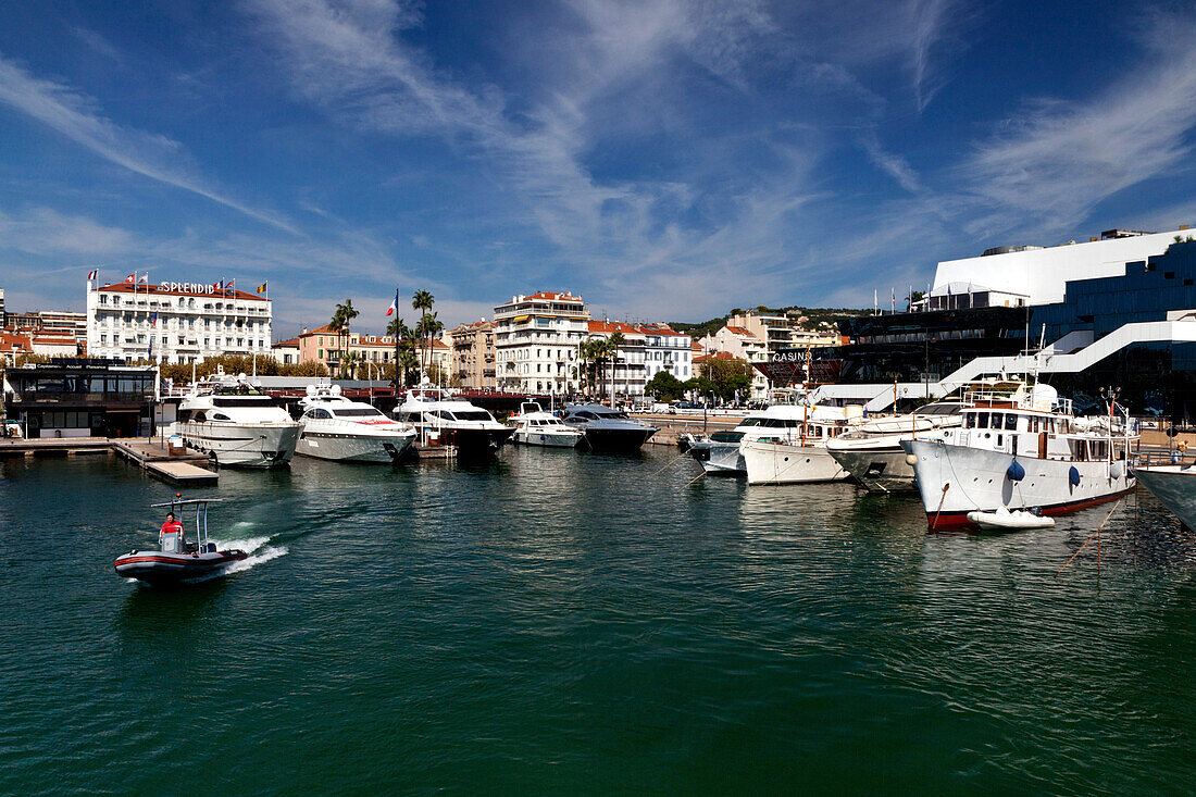 Le vieux Port de Cannes, the old port, Cannes, Cote d’Azur, Provence, France