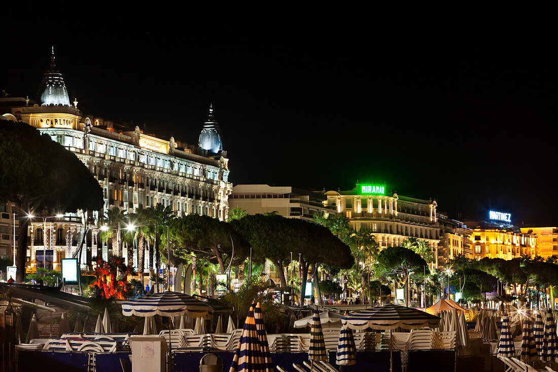 Luxus Hotels und Strand bei Nacht, Cannes, Provence, Frankreich