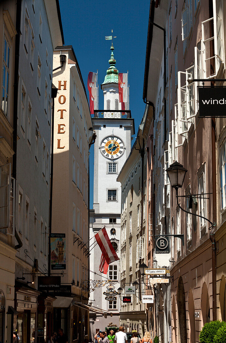 Sigmund-Haffner-Gasse in der Salzburger Altstadt mit Blick auf das alte Rathaus, Salzburg, Österreich