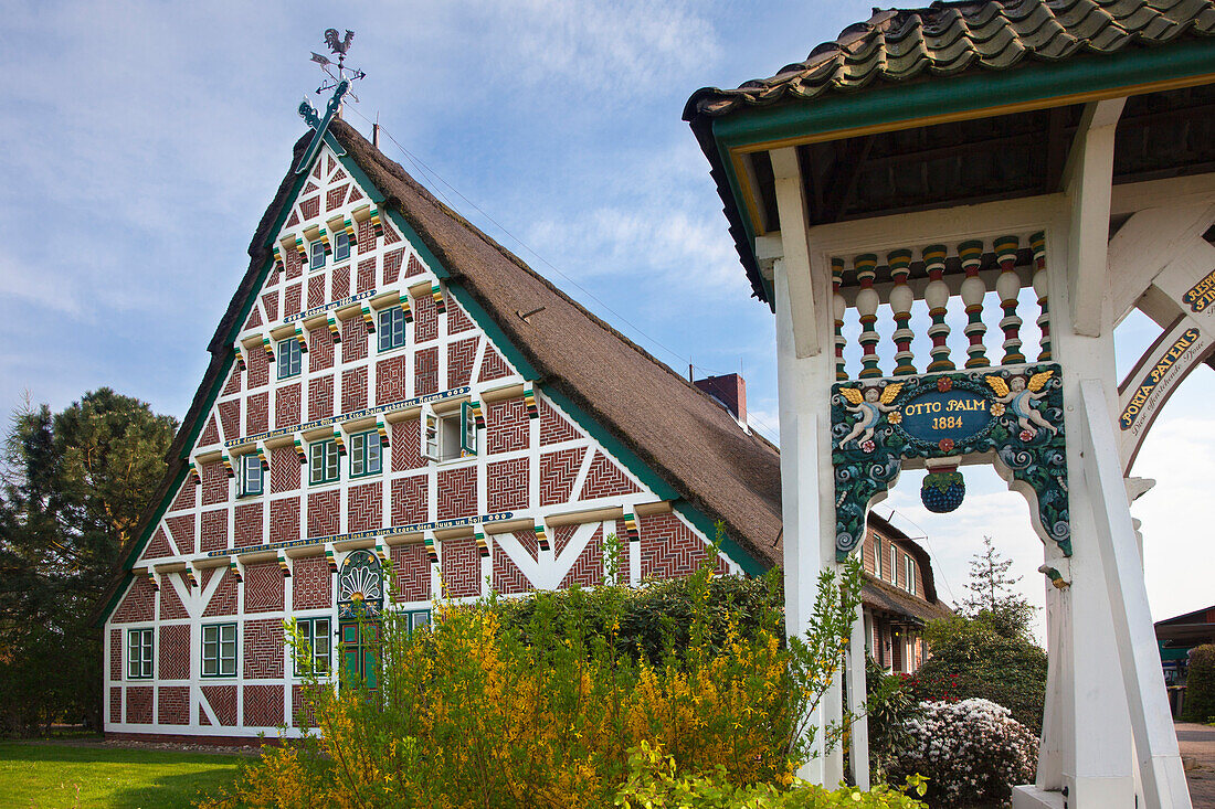 Prunkpforte (magnificent gate) in front of a half-timbered house with thatched roof, near Neuenfelde, Altes Land, Lower Saxony, Germany