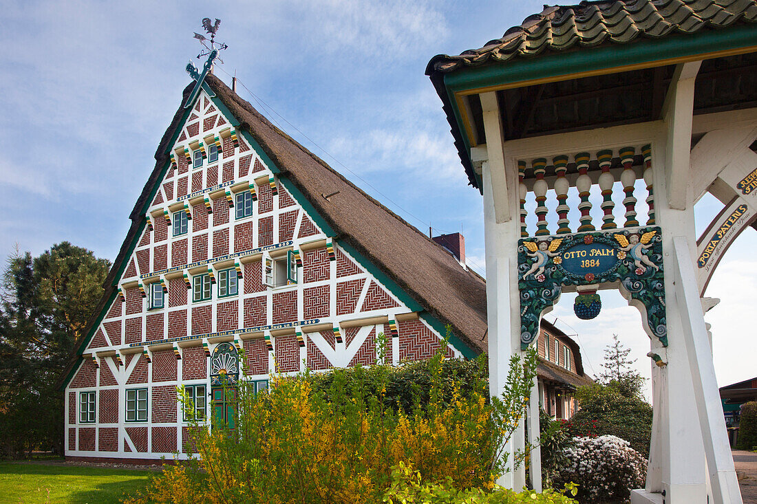 Prunkpforte vor reetgedecktem Fachwerkhaus, bei Neuenfelde, Altes Land, Niedersachsen, Deutschland