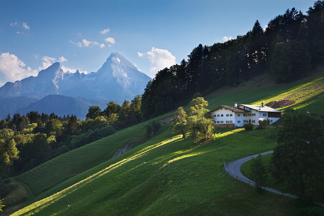 Bauernhof bei Maria Gern, Blick zum Watzmann, Berchtesgadener Land, Nationalpark Berchtesgaden, Oberbayern, Bayern, Deutschland