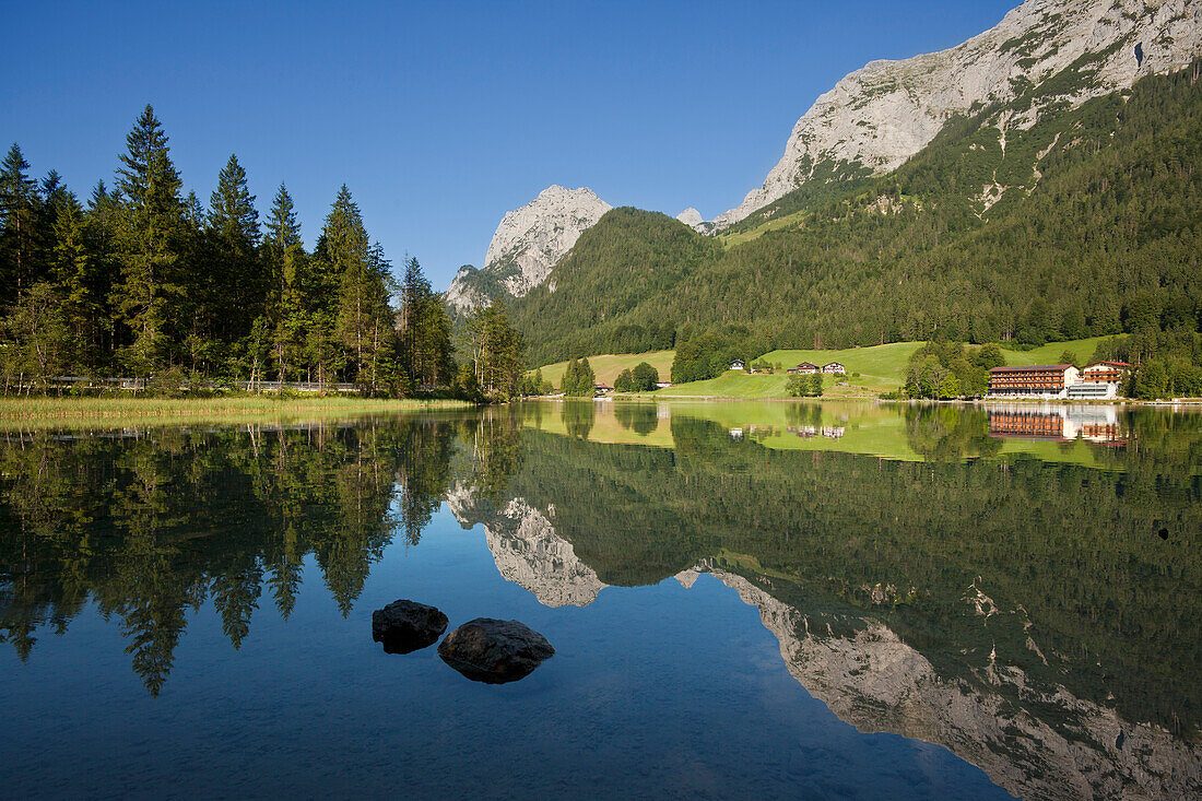 Blick über den Hintersee zur Reiteralpe, Ramsau, Berchtesgadener Land, Nationalpark Berchtesgaden, Oberbayern, Bayern, Deutschland
