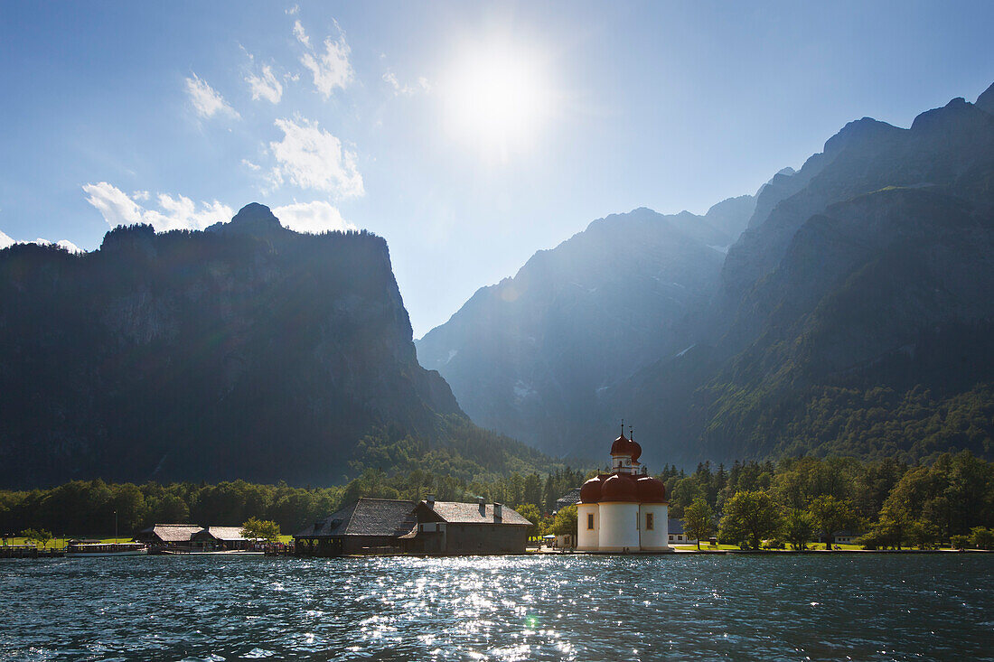 Barocke Wallfahrtskirche St. Bartholomä mit Watzmann-Ostwand im Hintergrund, Königssee, Berchtesgadener Land, Nationalpark Berchtesgaden, Oberbayern, Bayern, Deutschland