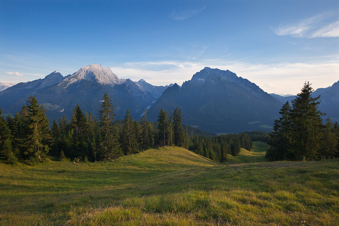 Blick auf Watzmann und Hochkalter, Berchtesgadener Land, Nationalpark Berchtesgaden, Oberbayern, Bayern, Deutschland