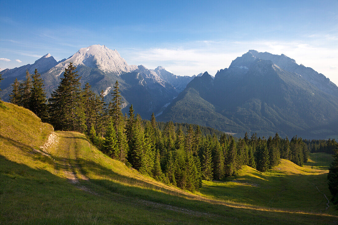 Blick auf Watzmann und Hochkalter, Berchtesgadener Land, Nationalpark Berchtesgaden, Oberbayern, Bayern, Deutschland