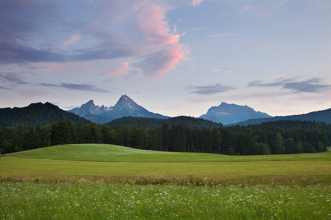 Blick auf Watzmann und Hochkalter im Abendlicht, Berchtesgadener Land, Nationalpark Berchtesgaden, Oberbayern, Bayern, Deutschland