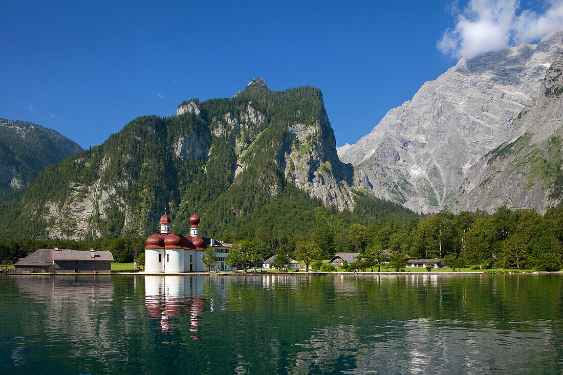 Barocke Wallfahrtskirche St. Bartholomä mit Watzmann-Ostwand im Hintergrund, Königssee, Berchtesgadener Land, Nationalpark Berchtesgaden, Oberbayern, Bayern, Deutschland