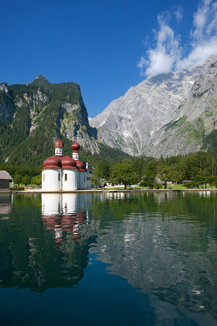 Barocke Wallfahrtskirche St. Bartholomä mit Watzmann-Ostwand im Hintergrund, Königssee, Berchtesgadener Land, Nationalpark Berchtesgaden, Oberbayern, Bayern, Deutschland