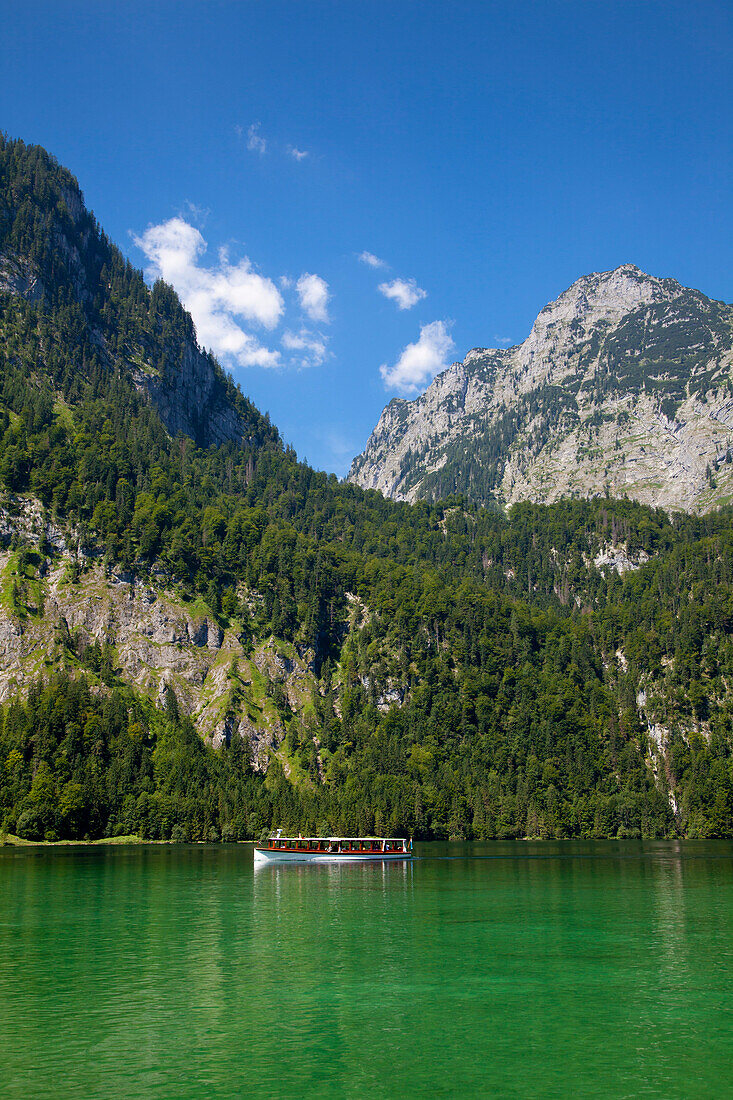 Ausflugsschiff auf dem Königssee, Berchtesgadener Land, Nationalpark Berchtesgaden, Oberbayern, Bayern, Deutschland