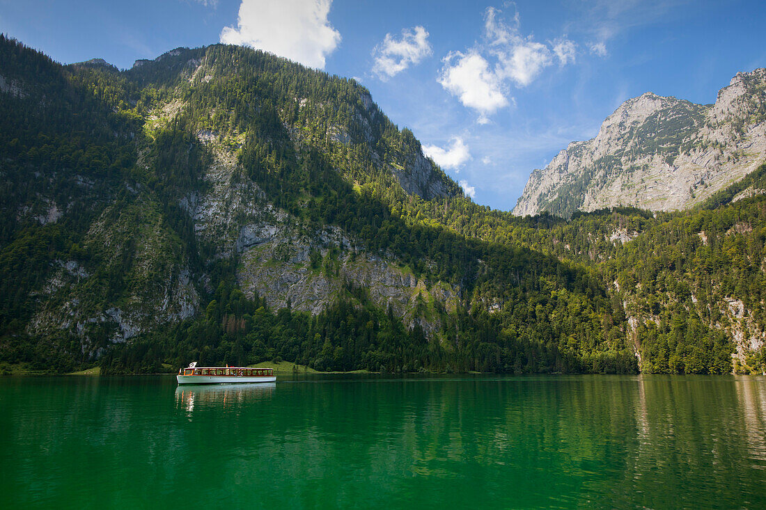 Ausflugsschiff auf dem Königssee, Berchtesgadener Land, Nationalpark Berchtesgaden, Oberbayern, Bayern, Deutschland