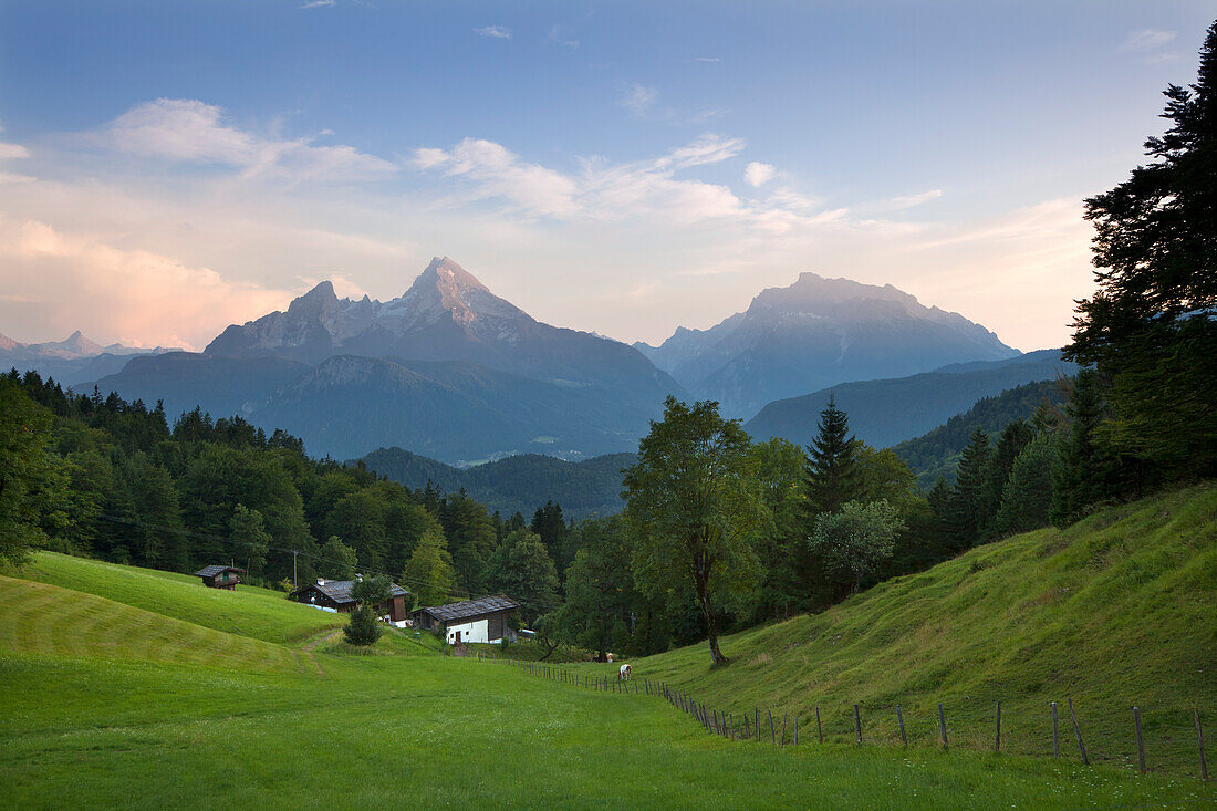 Bauernhöfe vor Watzmann und Hochkalter, Berchtesgadener Land, Nationalpark Berchtesgaden, Oberbayern, Bayern, Deutschland