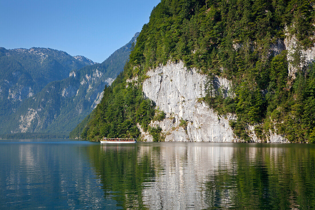 Excursion boat at Malerwinkel, Koenigssee, Berchtesgaden region, Berchtesgaden National Park, Upper Bavaria, Germany