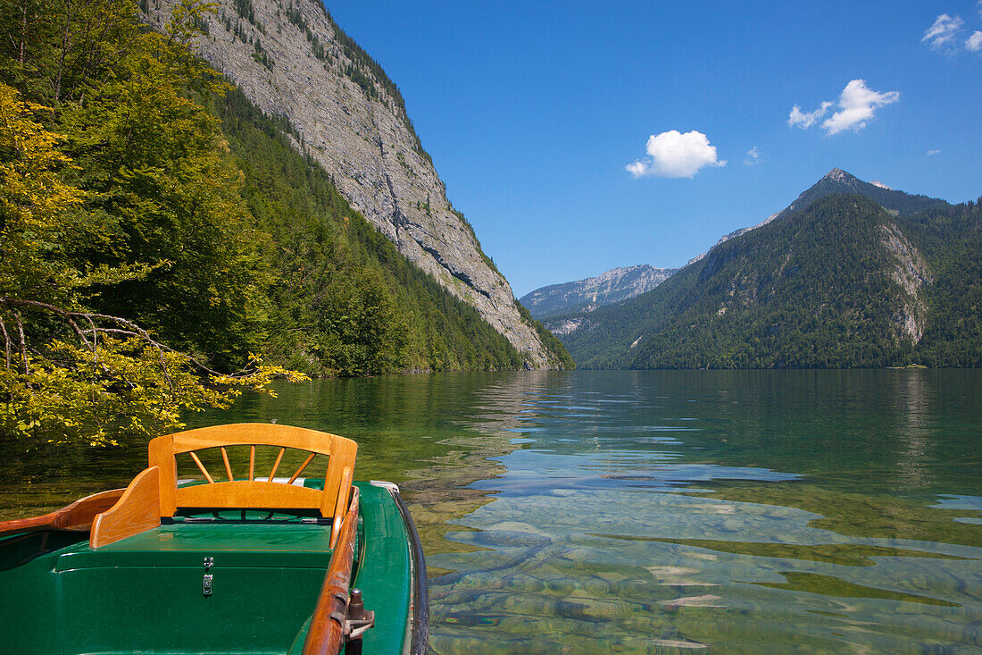 Ruderboot am Ufer, Königssee, Berchtesgadener Land, Nationalpark Berchtesgaden, Oberbayern, Bayern, Deutschland