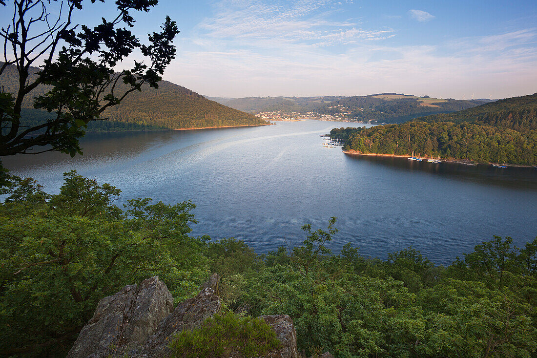 Blick auf den Rur-Stausee, Nationalpark Eifel, Eifelsteig, Eifel, Nordrhein-Westfalen, Deutschland