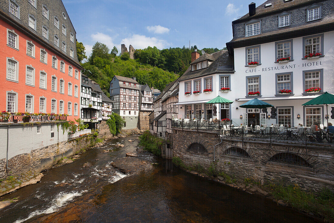 Rotes Haus und Fachwerkhäuser an der Rur, Monschau, Eifelsteig, Eifel, Nordrhein-Westfalen, Deutschland