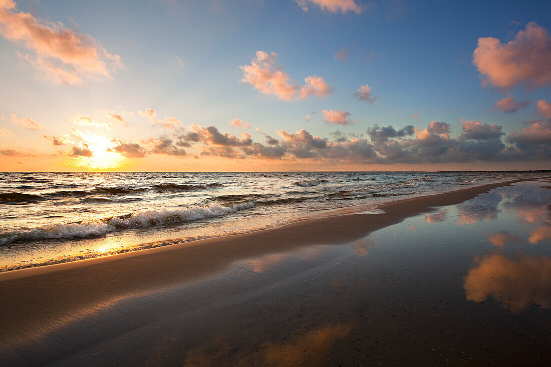 Wolken spiegeln sich im Wasser, Ahlbeck, Insel Usedom, Ostsee, Mecklenburg-Vorpommern, Deutschland