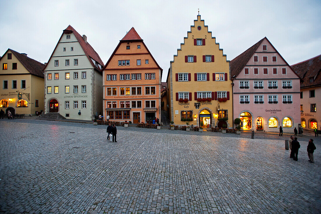 The historic city centre around the central Market Place in the evening, Rothenburg ob der Tauber, Middle Franconia, Bavaria, Germany