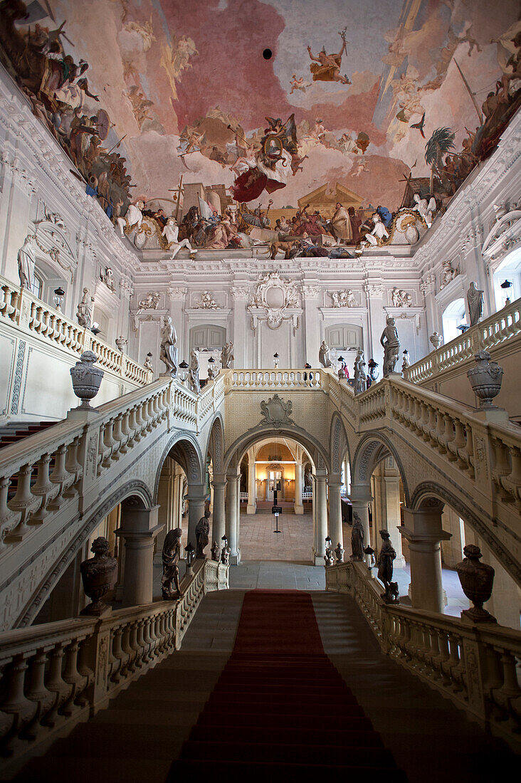 Treppenhaus mit Deckenfresko, Würzburger Residenz, Würzburg, Franken, Bayern, Deutschland