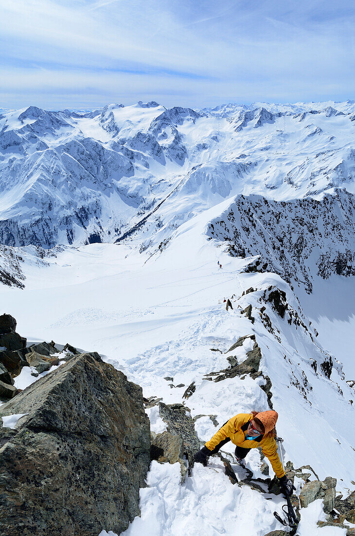 Frau klettert über Grat zur Ruderhofspitze, Stubaier Alpen, Tirol, Österreich
