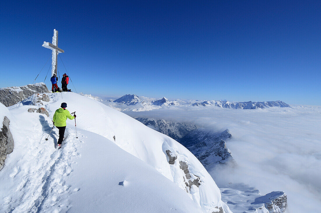 Mehrere Personen stehen am Gipfel des Birnhorn, Nebelmeer und Berchtesgadener Alpen im Hintergrund, Birnhorn, Leoganger Steinberge, Salzburg, Österreich