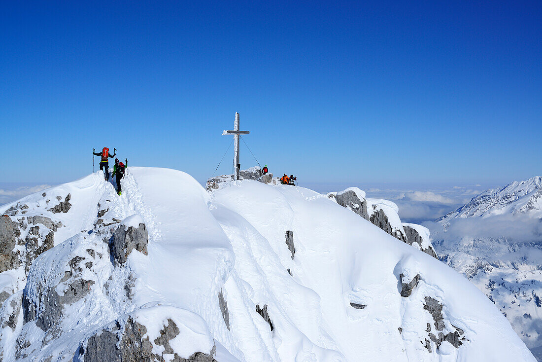 Zwei Personen steigen zum Gipfel des Birnhorn auf, Berchtesgadener Alpen im Hintergrund, Birnhorn, Leoganger Steinberge, Salzburg, Österreich