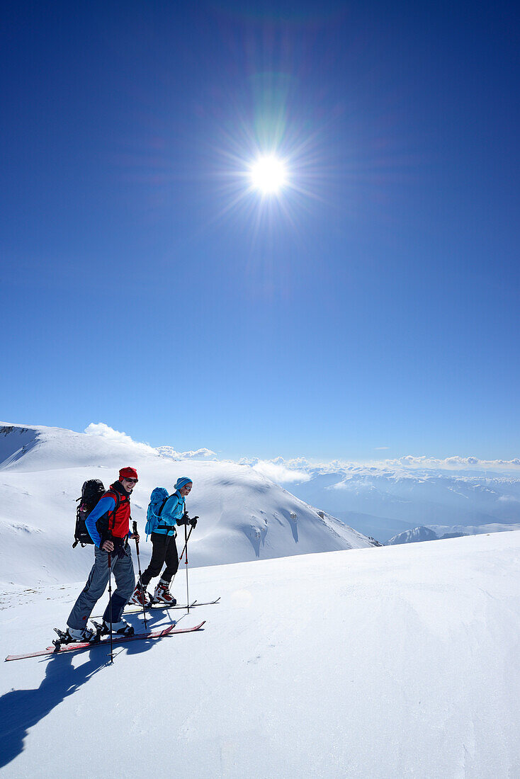 Zwei Skitourengeherinnen steigen zum Monte Pesco Falcone auf, Majella, Abruzzen, Italien